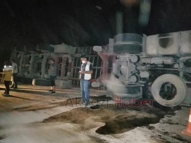 Tır virajı alamadı devrildi