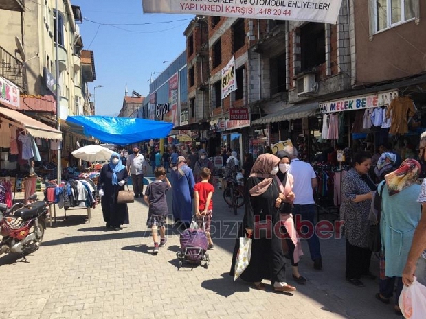 Akyazı'da bayram alışverişi yoğunluğu
