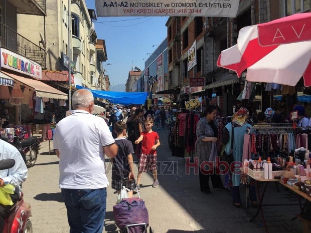 Akyazı'da bayram alışverişi yoğunluğu