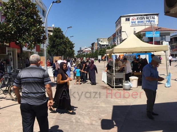 Akyazı'da bayram alışverişi yoğunluğu