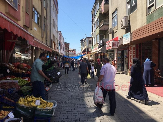 Akyazı'da bayram alışverişi yoğunluğu
