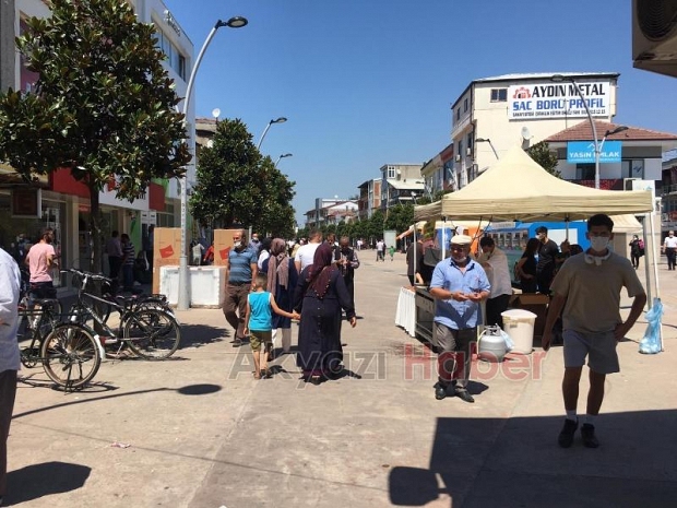 Akyazı'da bayram alışverişi yoğunluğu
