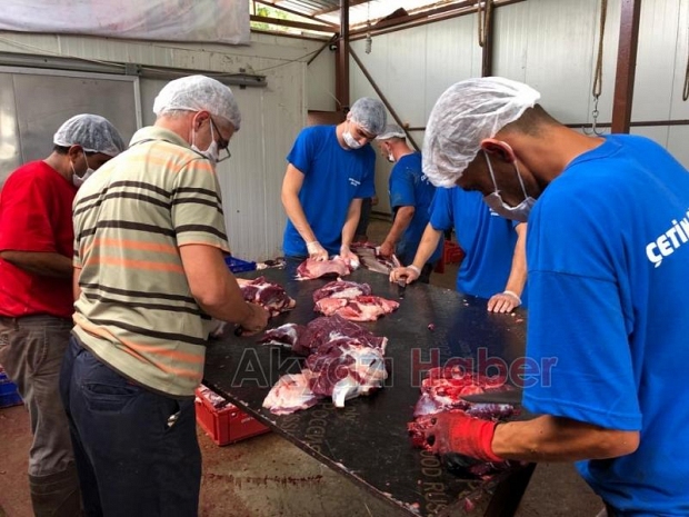 Çetin Yıldırım Çiftliği'nde sosyal mesafeli kurban kesimi
