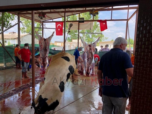 Çetin Yıldırım Çiftliği'nde sosyal mesafeli kurban kesimi