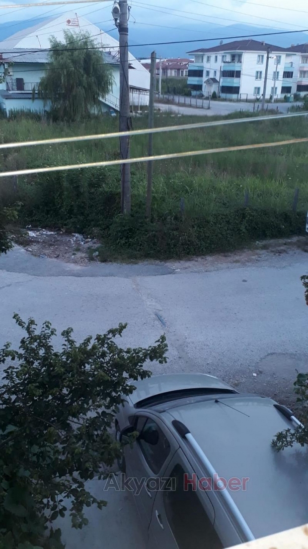 Açıkta kalan elektrik kablosu tehlike saçıyor