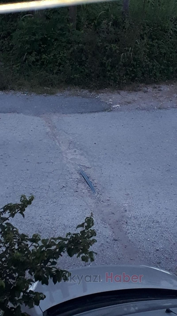 Açıkta kalan elektrik kablosu tehlike saçıyor