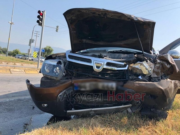 Ölüm kavşağında kaza: 3 yaralı
