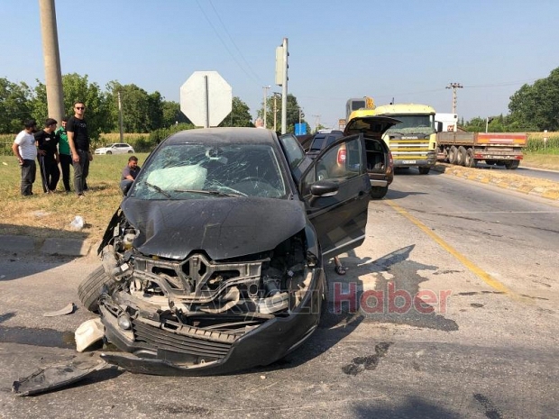 Ölüm kavşağında kaza: 3 yaralı