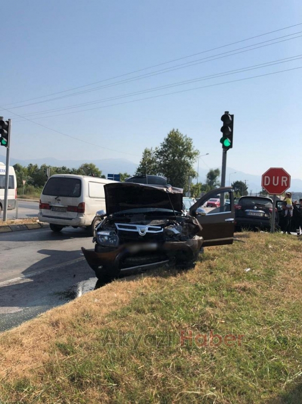 Ölüm kavşağında kaza: 3 yaralı