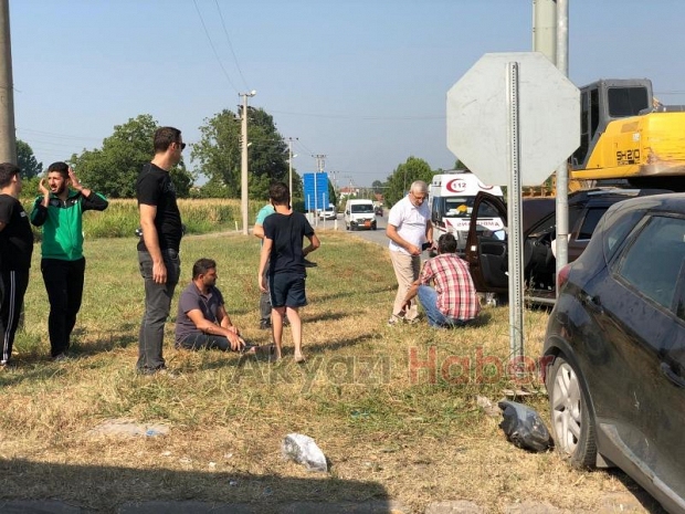 Ölüm kavşağında kaza: 3 yaralı
