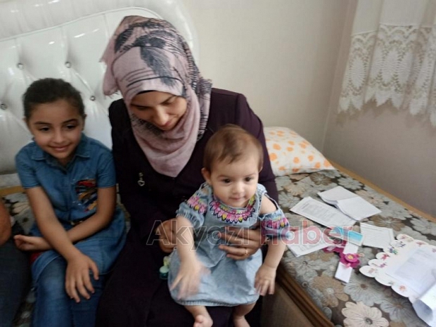 Bebeklerine kimlik çıkarmak için yardım bekliyorlar