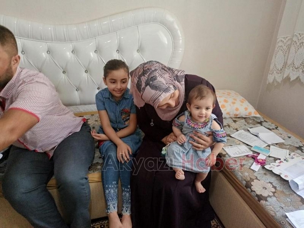 Bebeklerine kimlik çıkarmak için yardım bekliyorlar
