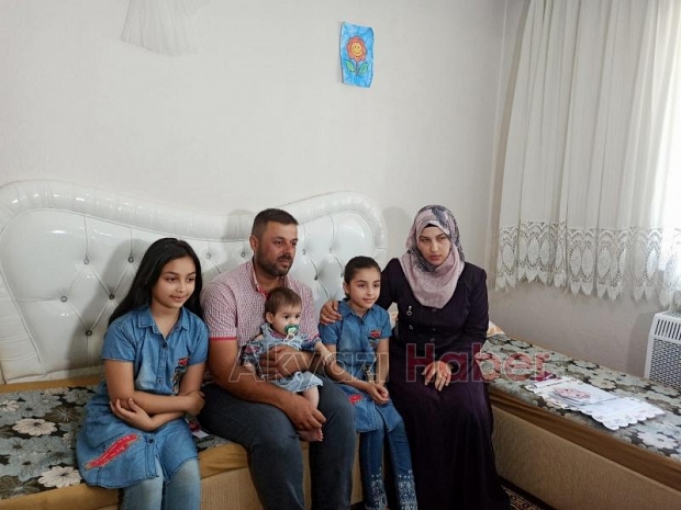 Bebeklerine kimlik çıkarmak için yardım bekliyorlar