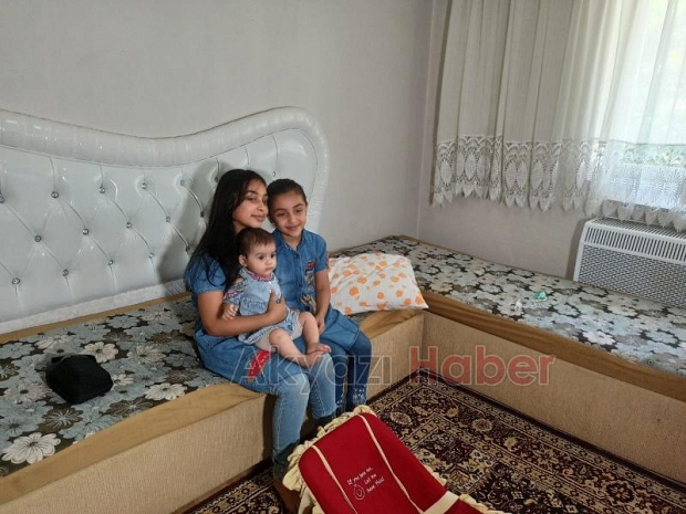 Bebeklerine kimlik çıkarmak için yardım bekliyorlar