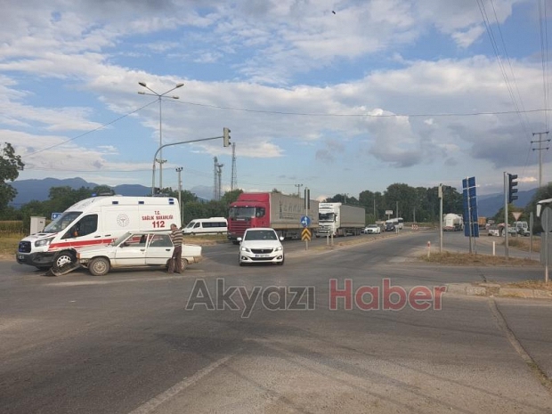 Batakköy Kavşağı'nda ambulansla otomobil çarpıştı