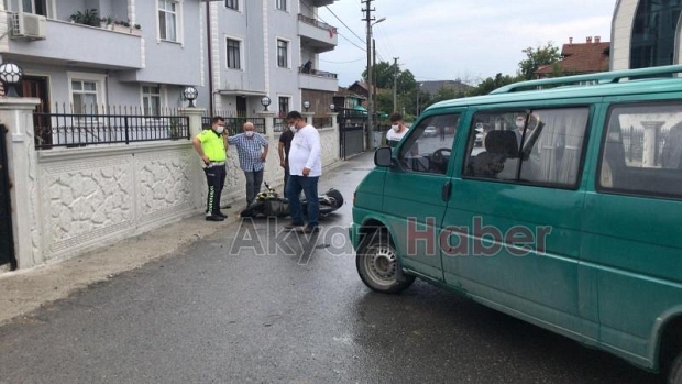 Minibüs ile motosiklet çarpıştı