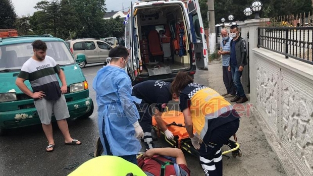 Minibüs ile motosiklet çarpıştı