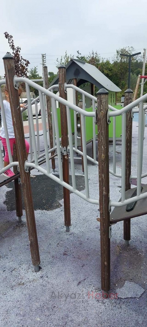 Oyun parkı ve spor aletlerine zarar verdiler