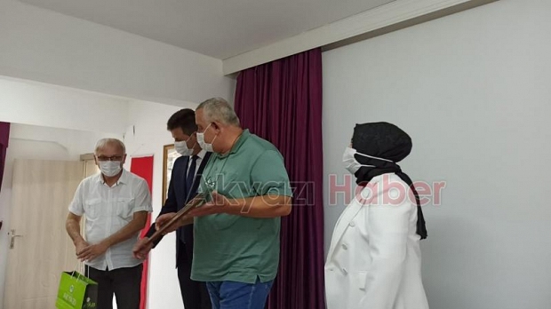 Akyazıda yarım asırlık esnafa Şükran Belgesi verildi