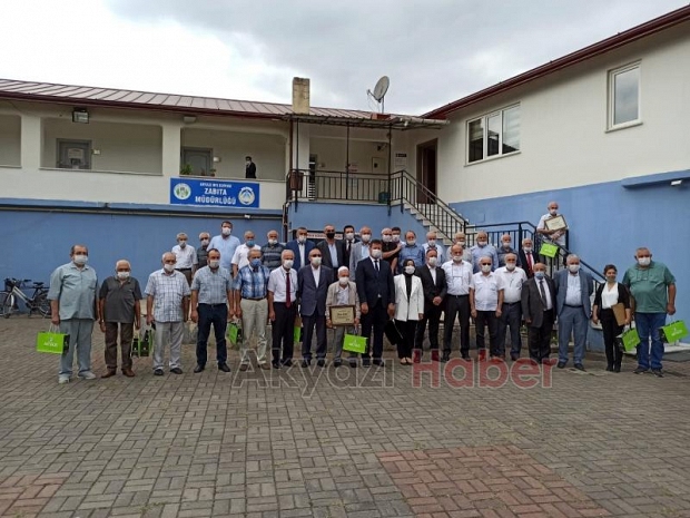 Akyazıda yarım asırlık esnafa Şükran Belgesi verildi