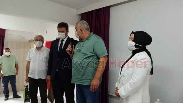 Akyazıda yarım asırlık esnafa Şükran Belgesi verildi