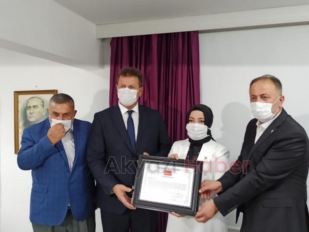 Akyazıda yarım asırlık esnafa Şükran Belgesi verildi