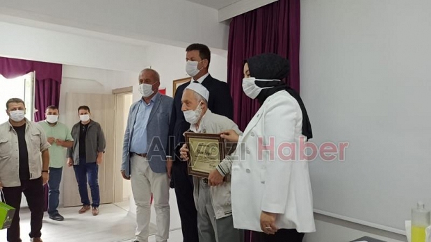 Akyazıda yarım asırlık esnafa Şükran Belgesi verildi