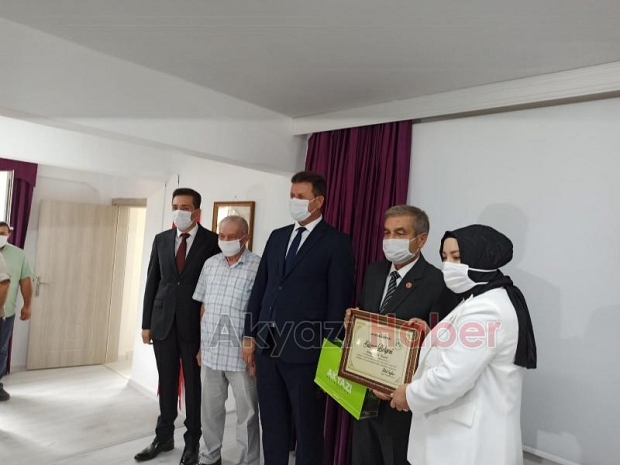 Akyazıda yarım asırlık esnafa Şükran Belgesi verildi