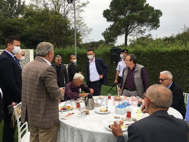 Akyazılı muhtarlara plaket ve teşekkür belgesi verildi