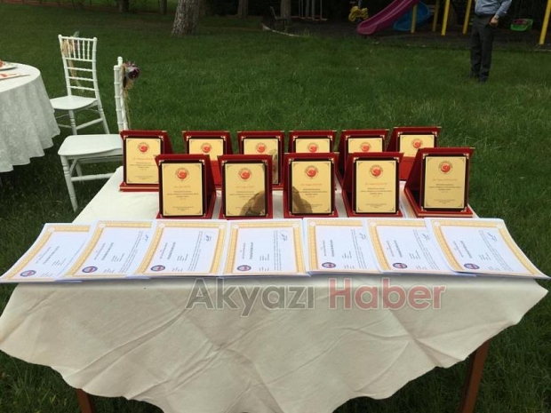Akyazılı muhtarlara plaket ve teşekkür belgesi verildi