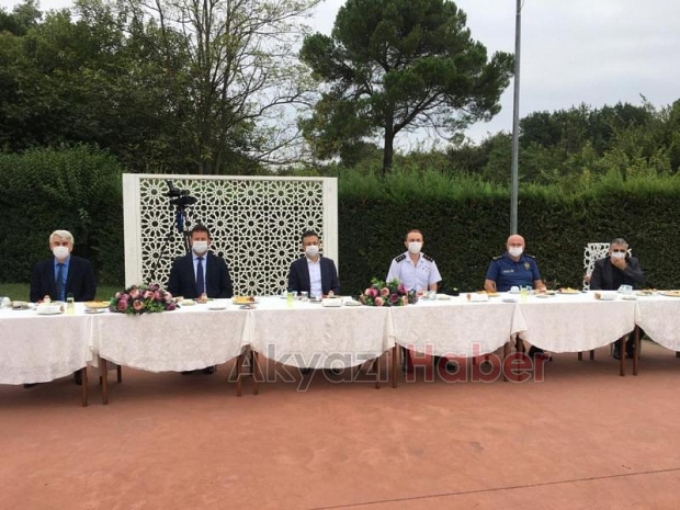Akyazılı muhtarlara plaket ve teşekkür belgesi verildi