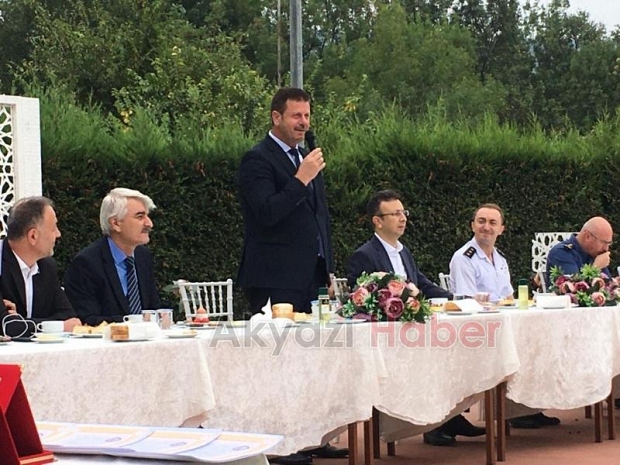 Akyazılı muhtarlara plaket ve teşekkür belgesi verildi
