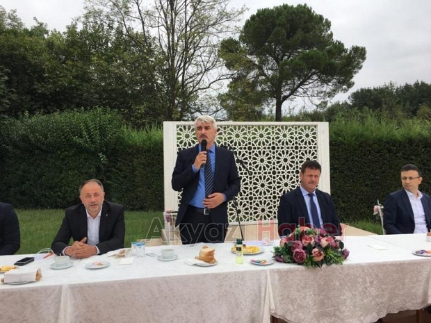 Akyazılı muhtarlara plaket ve teşekkür belgesi verildi