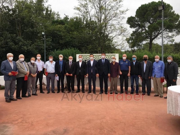 Akyazılı muhtarlara plaket ve teşekkür belgesi verildi