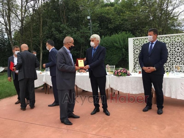 Akyazılı muhtarlara plaket ve teşekkür belgesi verildi