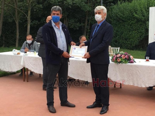 Akyazılı muhtarlara plaket ve teşekkür belgesi verildi
