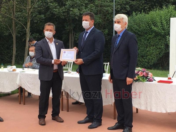 Akyazılı muhtarlara plaket ve teşekkür belgesi verildi
