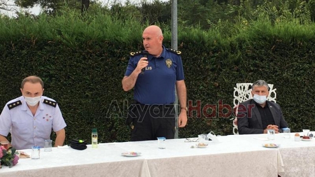 Akyazılı muhtarlara plaket ve teşekkür belgesi verildi