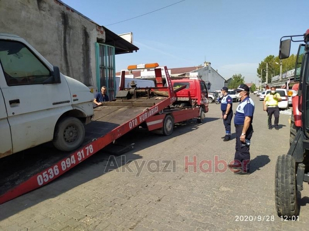 Akyazı'da hurda araçlar toplanıyor