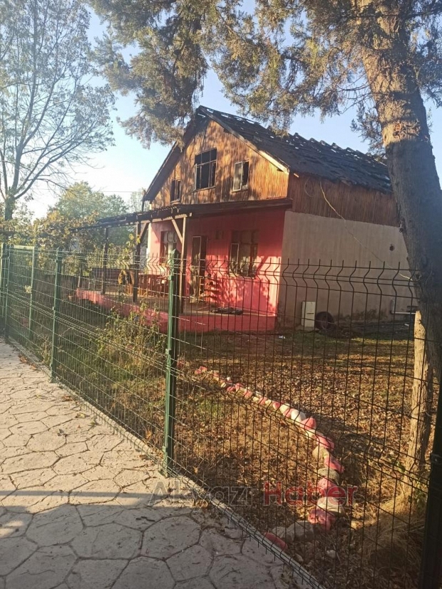 Çatı katı alev alev yandı