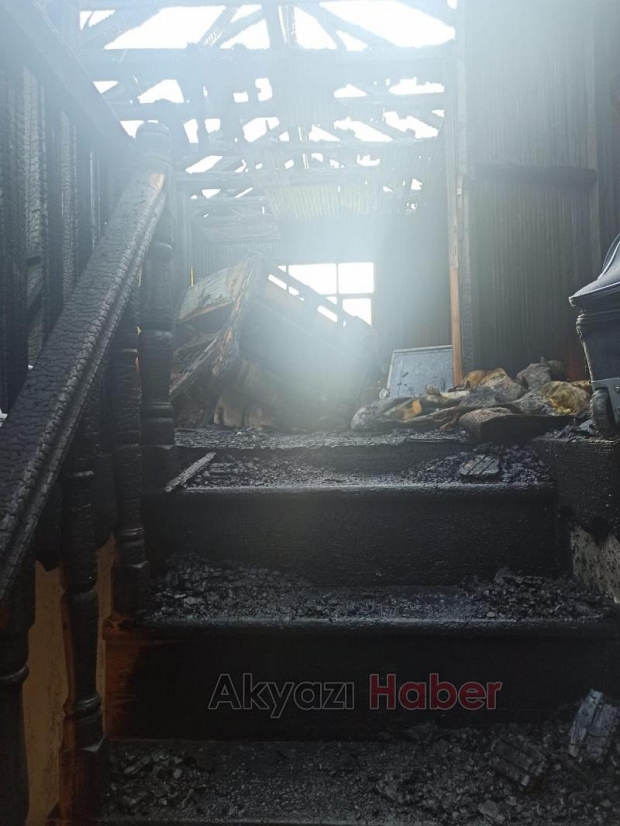 Çatı katı alev alev yandı