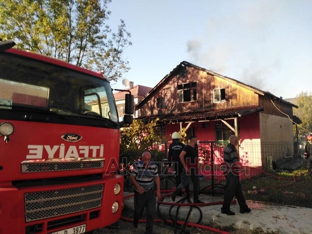 Çatı katı alev alev yandı