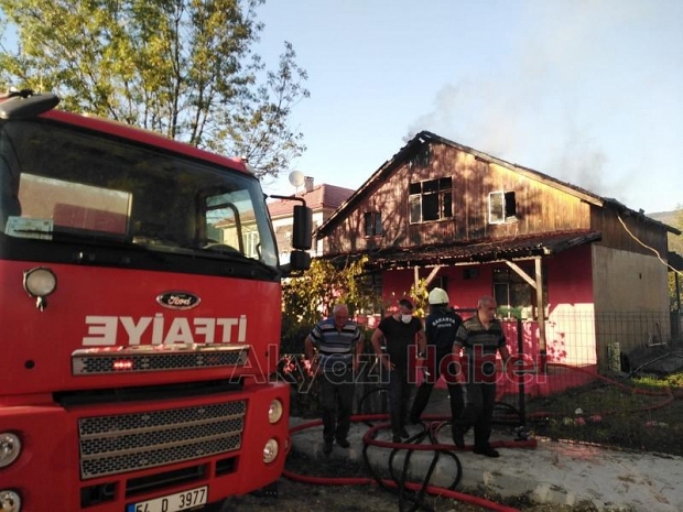 Çatı katı alev alev yandı