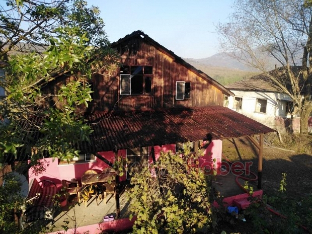 Çatı katı alev alev yandı
