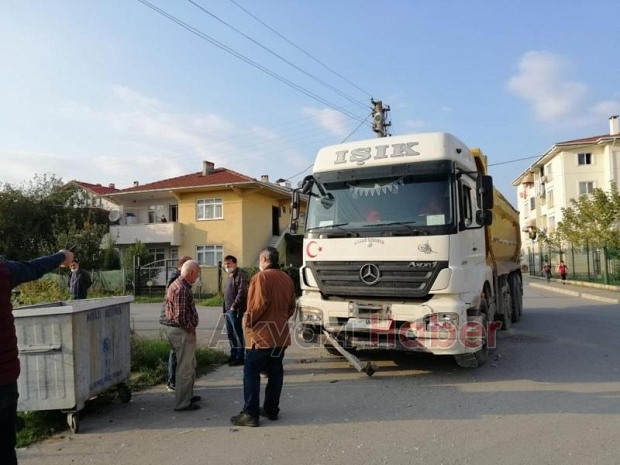 Hafriyat kamyonu ile otomobil çarpıştı