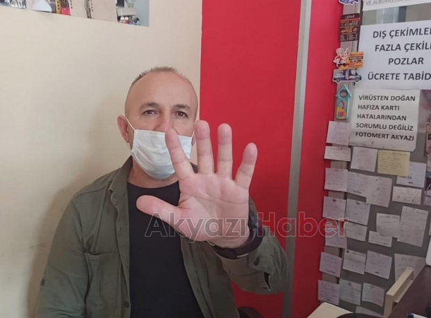 Parmaklarını yapıştırdı