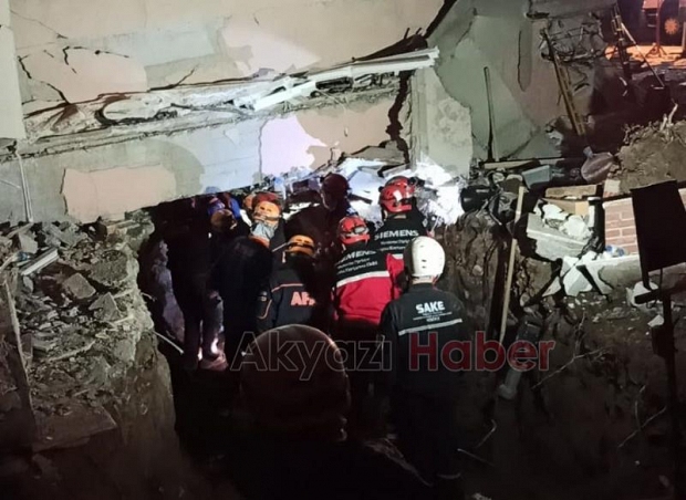 Sakarya'dan gittiler, 4 kişiyi enkazdan sağ çıkardılar