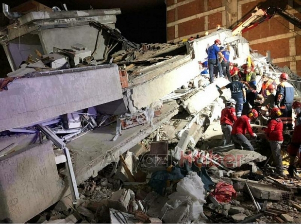 Sakarya'dan gittiler, 4 kişiyi enkazdan sağ çıkardılar