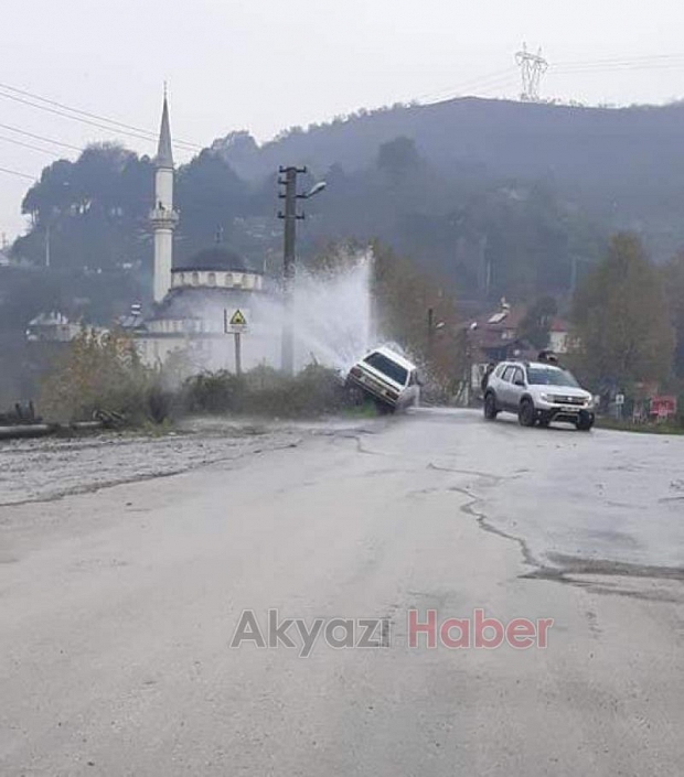 Otomobil isale hattına çarptı, su metrelerce yüksekliğe çıktı