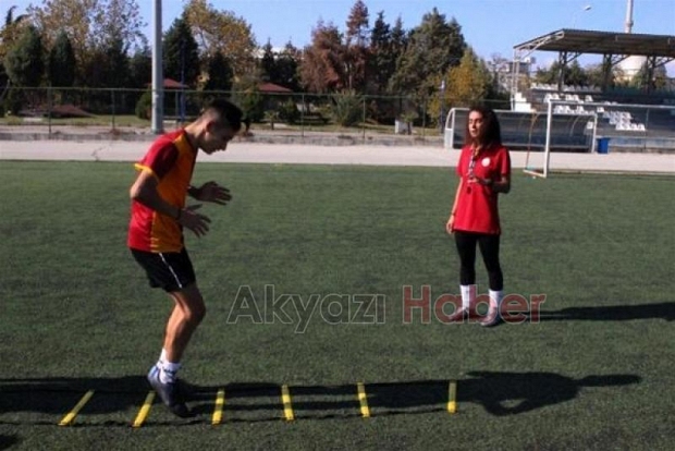 Akyazılı Nagihan Akar geleceğin futbolcularını yetiştiriyor